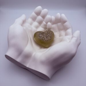 herdenkingsbeeld handen met as vlinder/hart/pootafdruk