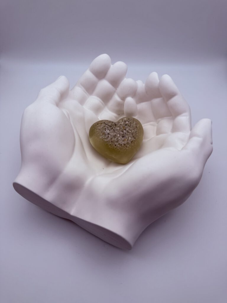 herdenkingsbeeld handen met as vlinder/hart/pootafdruk